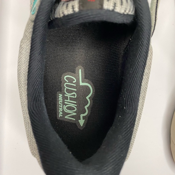 Brooks Women’s Adrenaline GTS 21 Sneaker in Grey/Teal Size 11 Width B - Picture 5 of 14